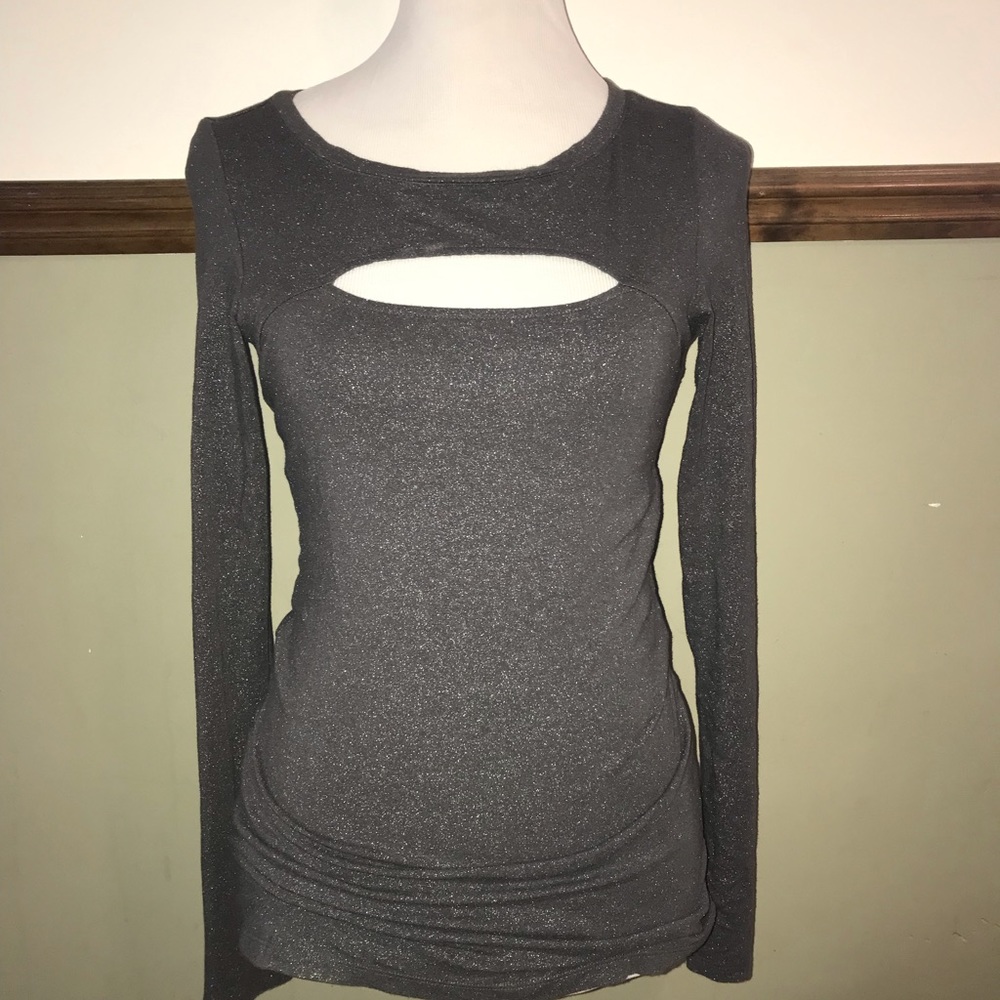 🔴4🌀$25 Express Small long sleeve cut out top